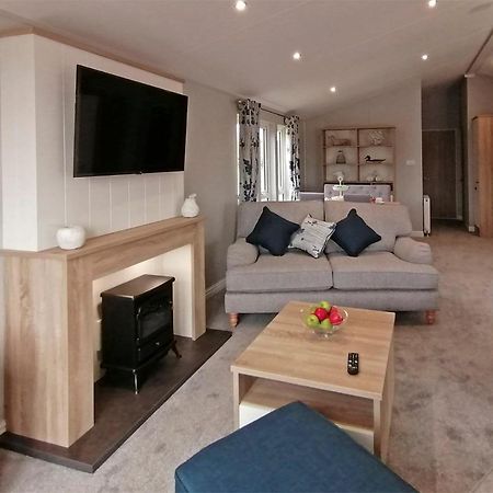 The Springs Lakeside Holiday Park Fladbury Extérieur photo