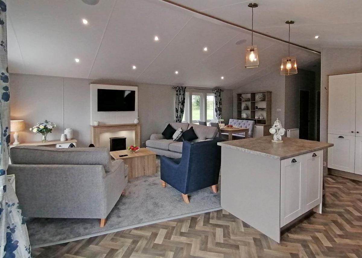 The Springs Lakeside Holiday Park Fladbury Extérieur photo