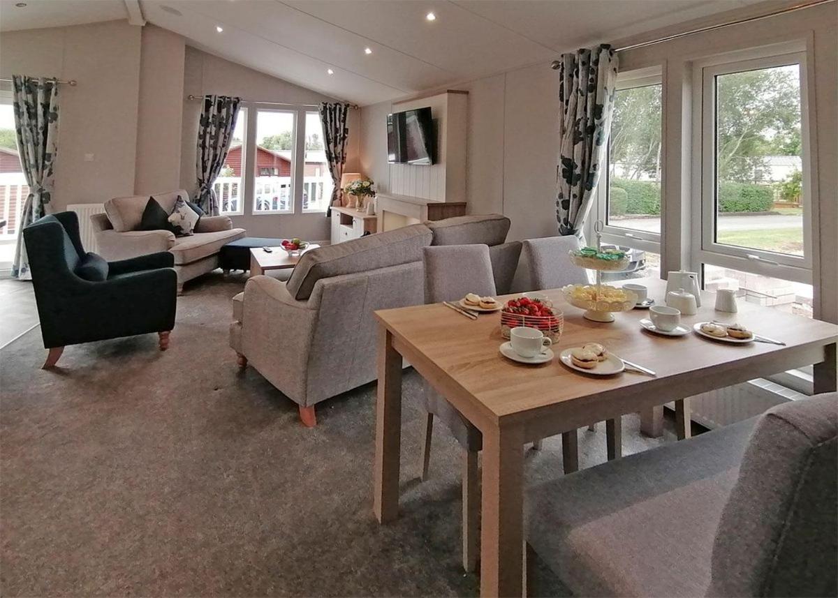 The Springs Lakeside Holiday Park Fladbury Extérieur photo