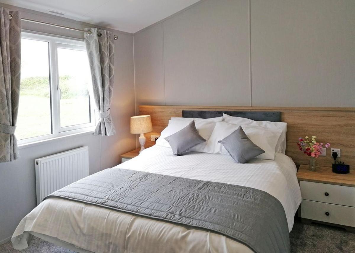 The Springs Lakeside Holiday Park Fladbury Extérieur photo