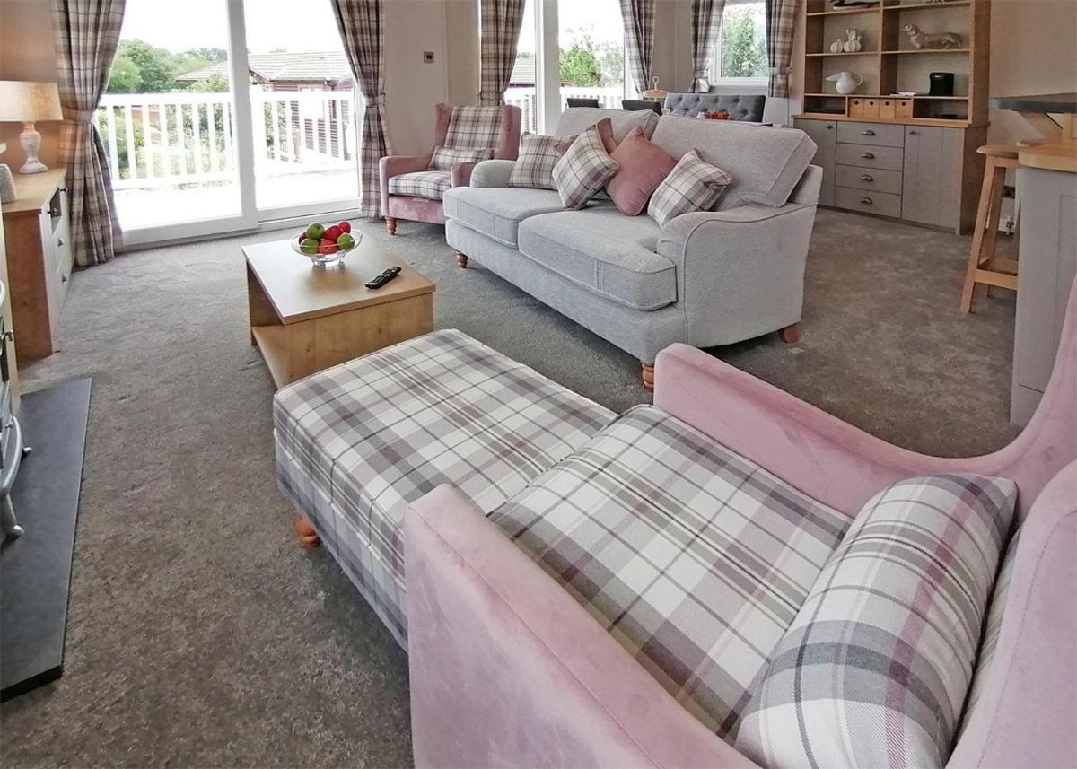 The Springs Lakeside Holiday Park Fladbury Extérieur photo