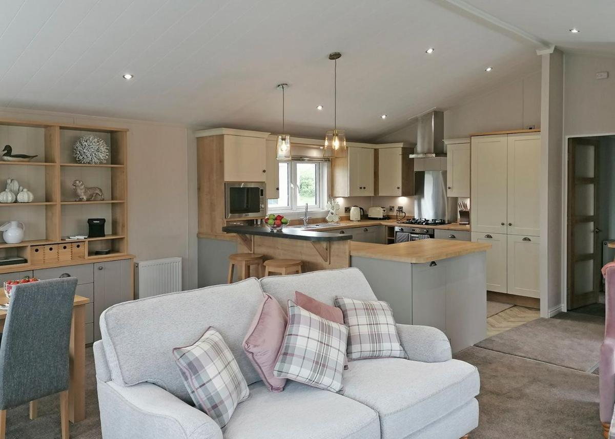 The Springs Lakeside Holiday Park Fladbury Extérieur photo