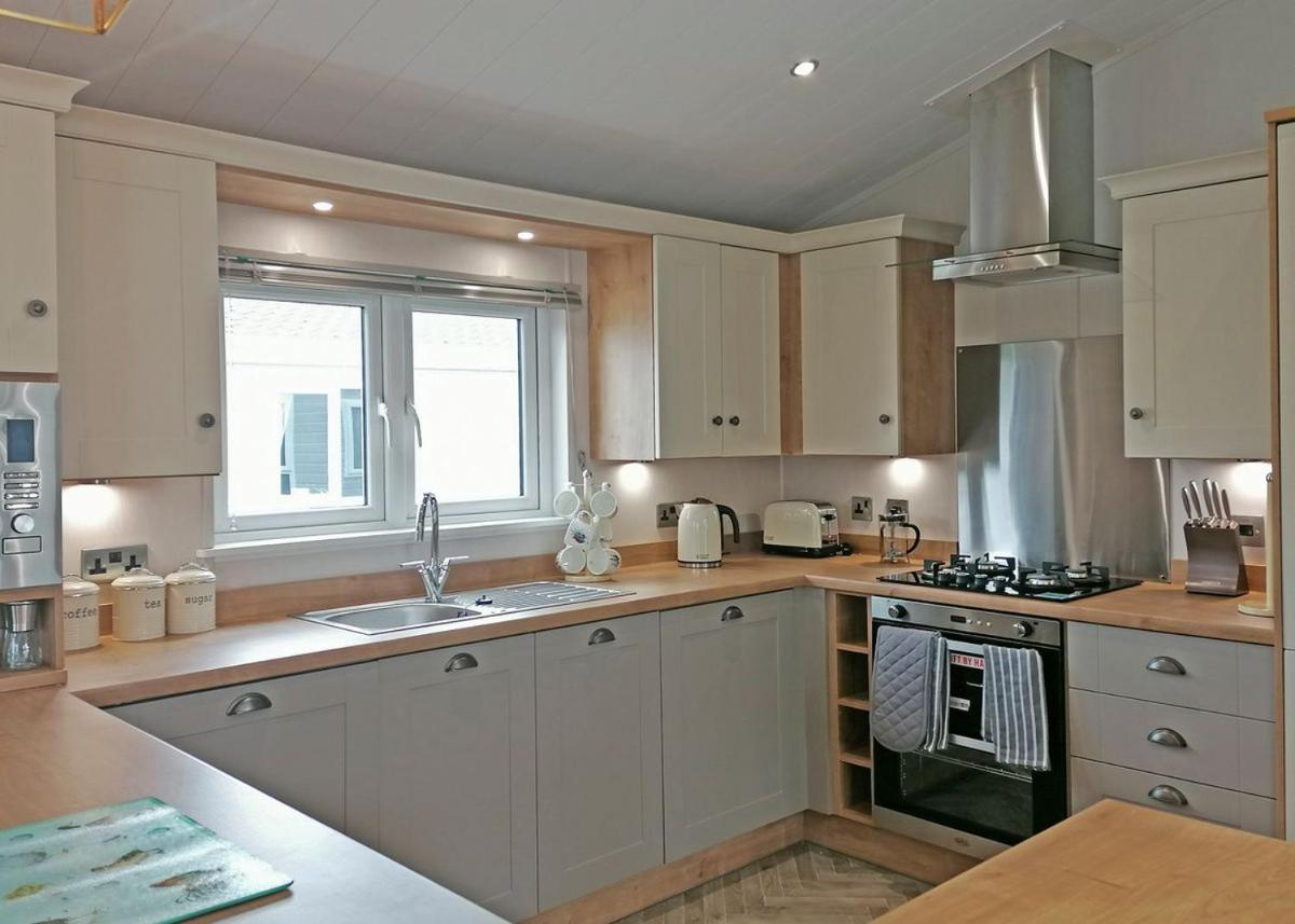 The Springs Lakeside Holiday Park Fladbury Extérieur photo