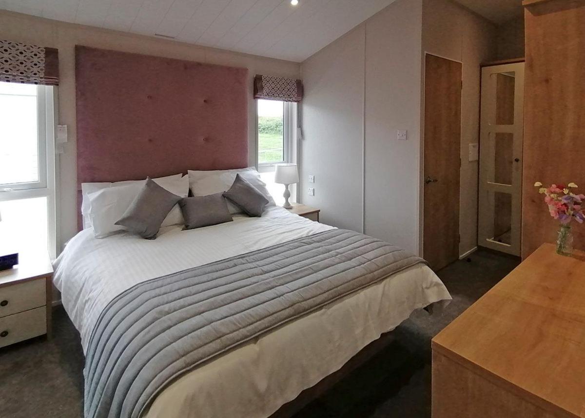 The Springs Lakeside Holiday Park Fladbury Extérieur photo