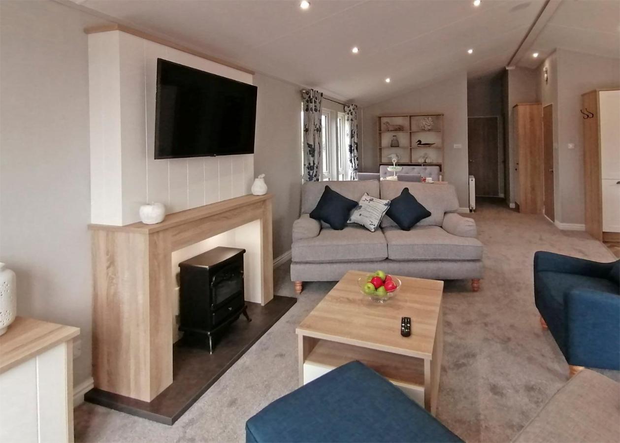 The Springs Lakeside Holiday Park Fladbury Extérieur photo